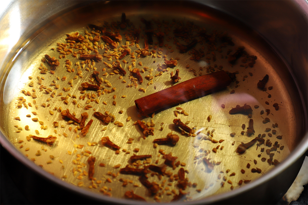 鍋に水700ml とAを入れて火にかける。沸騰したら弱火にして約10分煮出す。ザルで漉し、冷ます。一部煮汁は生地用に取りおく。