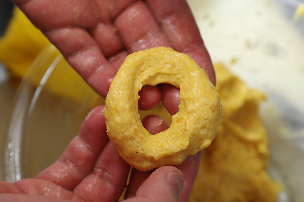 好きな大きさに丸めて中央に穴を開け、ドーナッツ状にする。ゆるい生地なので作業しづらいが、これがもっちり食感のカギ。