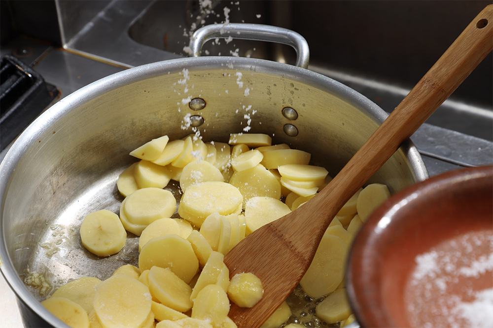 ジャガイモと塩を加え、弱めの中火で炒める。最初にしっかり塩をすることで、ジャガイモの水分が抜けやすくなる。 【５】混ぜすぎず、ジャガイモを崩さない