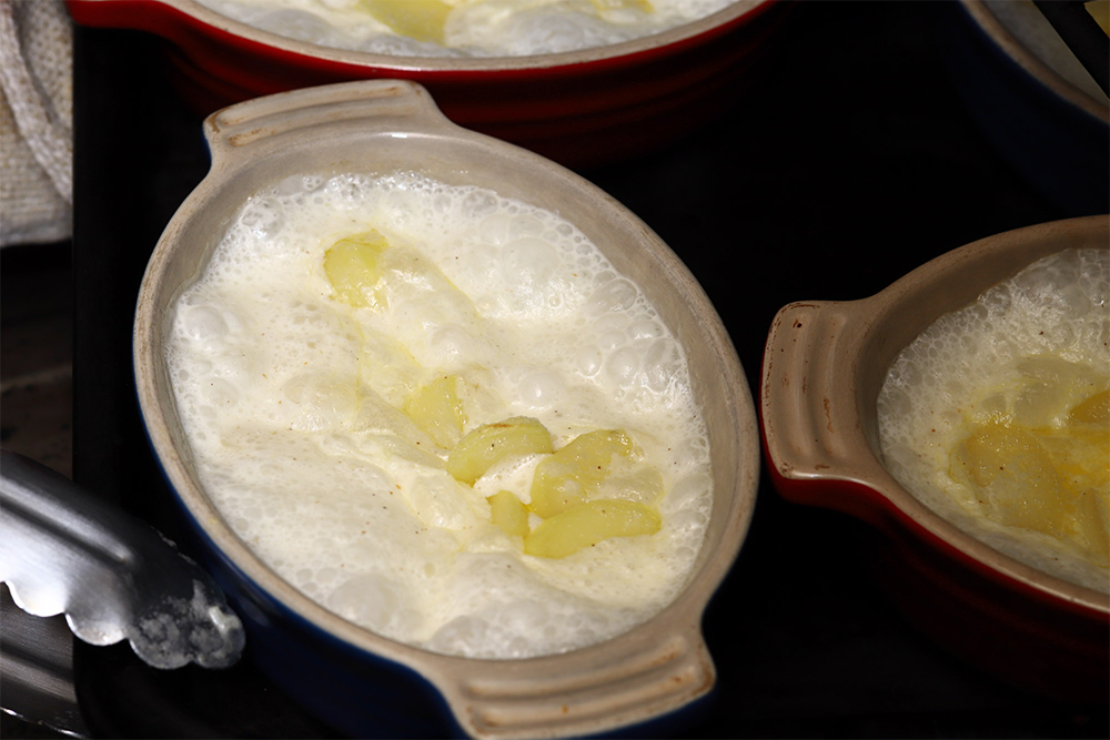 バター（分量外）を塗ったグラタン皿に分ける。180℃のオーブンで、クリームが沸騰するまで10分火を入れる。しっかり沸いたらOK。 【８】寝かせて甘味を引き出す