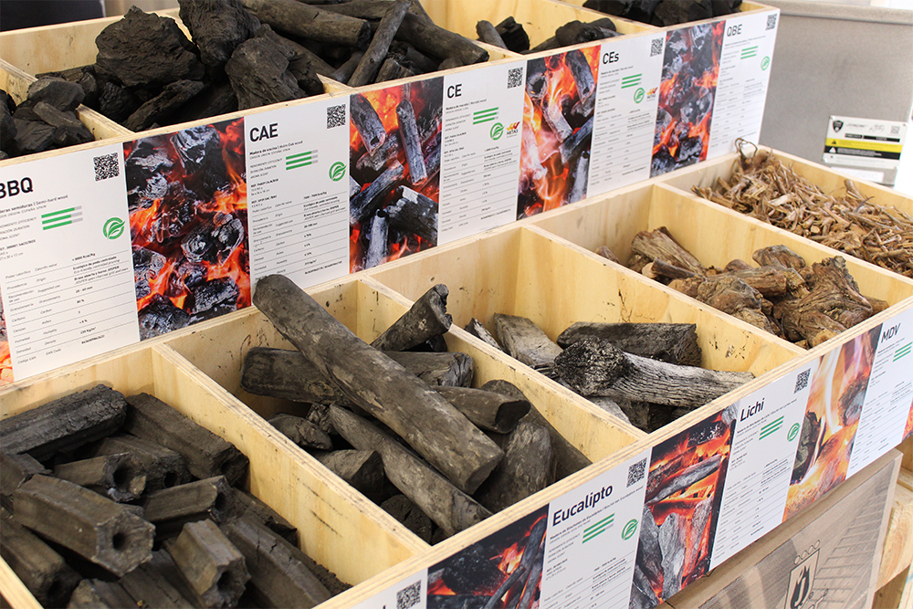 ジョスパーでは国内外の木材から生産する８種類の炭と薪を揃える。