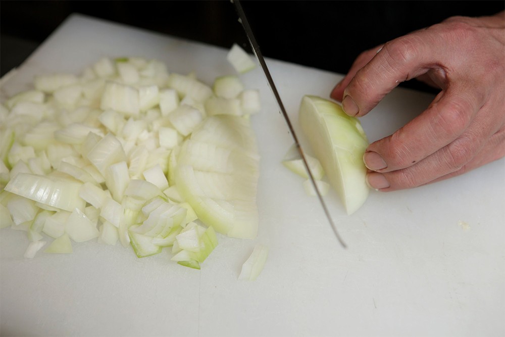 ●野菜は炒める順に、粗くカット！ 野菜は予め全部切ってしまわず、順々に、次に使う野菜を切りながら炒めてゆくと効率的。アクもでない。粗く切るほど味わい深い。