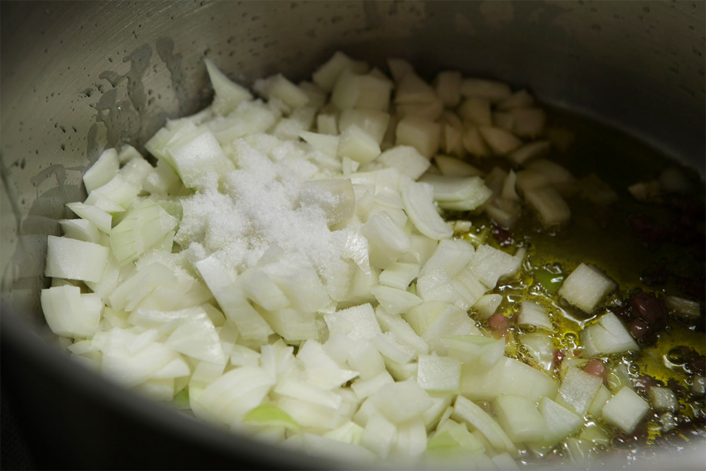タマネギを粗みじんにし、鍋でざっと炒めたら塩を加え（浸透圧で水分を出す）透き通るまで中火で炒める。