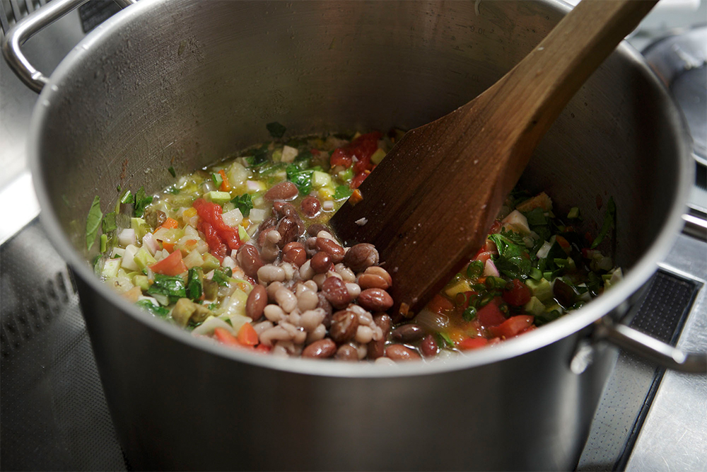 豆を煮汁ごと加える。野菜が泳ぐ程度の水を注ぐ。
