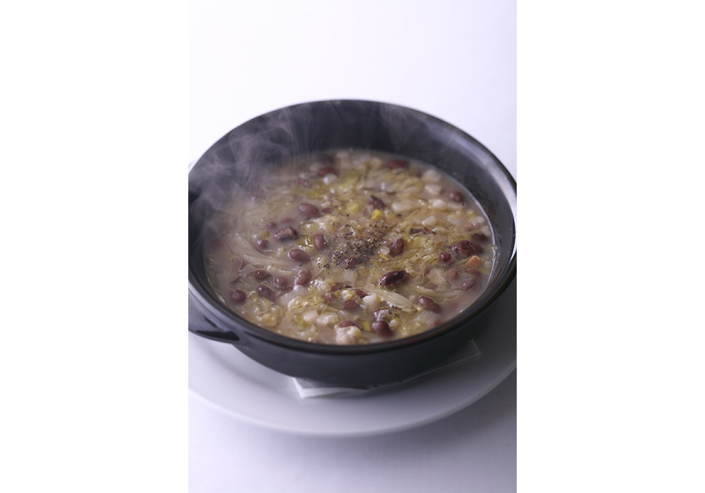 クラウティと豆のスープ・・・豆の旨味と甘味、クラウティの旨味と酸味とが相乗効果となり、とろりと滋味深い味わいに。豆はその時ある種類でＯＫ（今回はビルマ豆）。