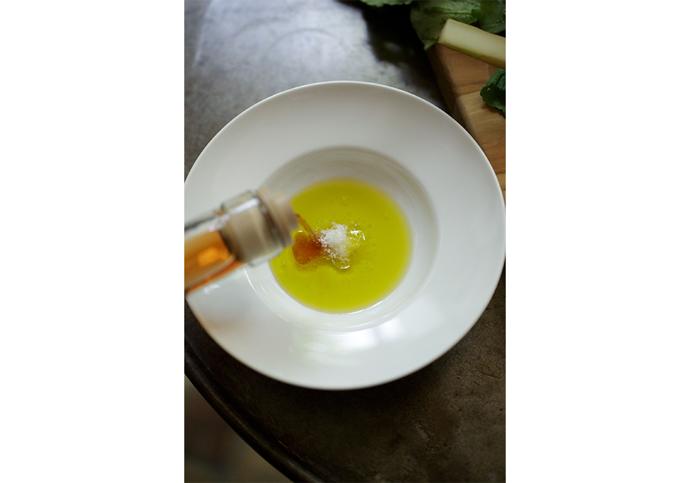 オリーブ油と塩の上にビネガーをゆっくり落とす。