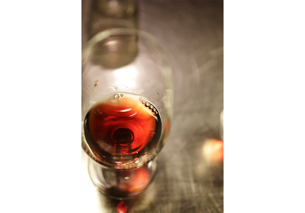 ＜材料A＞赤ワインのみ 赤ワインは色の淡いものがおすすめ。酸化防止剤（SO2）の使用量が少なく、フィルターにかけていてないナチュラルな造りのワインだと、酢酸菌が発生しやすい。