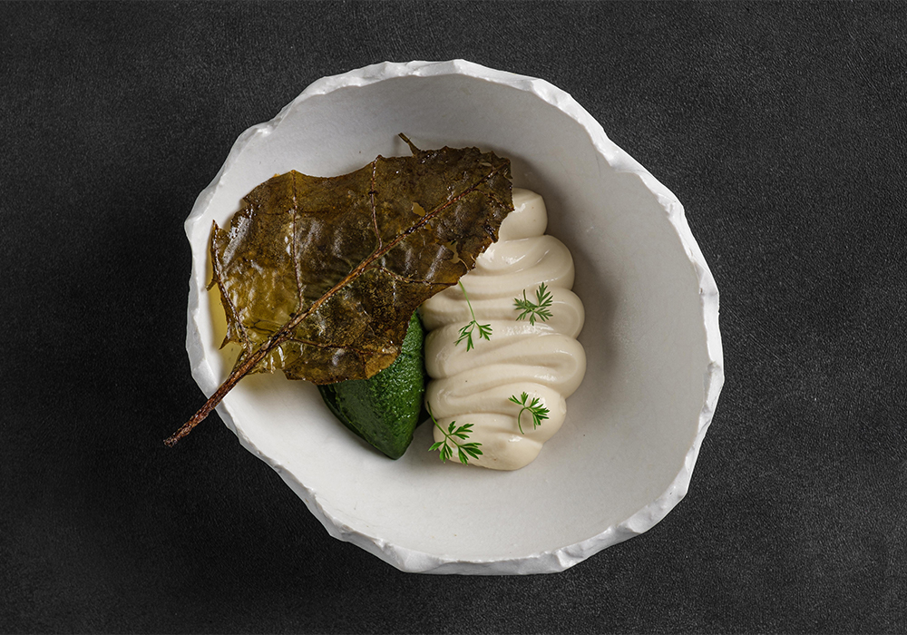 採取した野生のイワミツバにサワークリームを添えた一皿は、ベルーガで最も人気のあるデザートのひとつ。