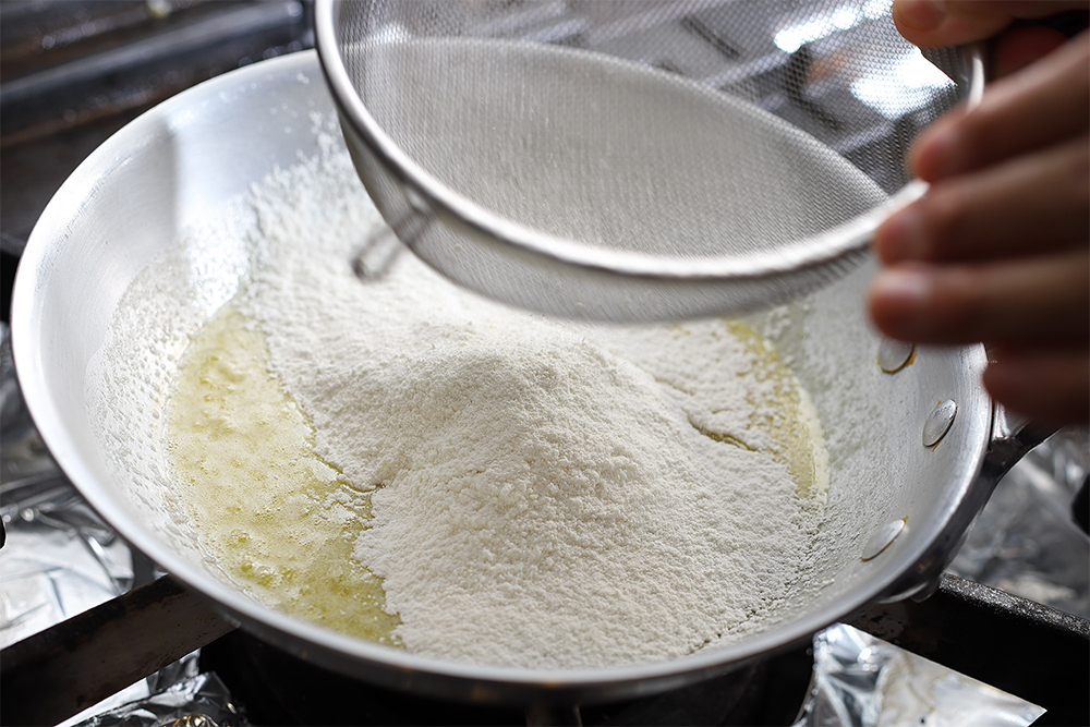 フライパンにバターを溶かし、振るった小麦粉を一度に加える。