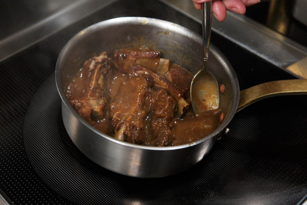 煮汁にとろみがついたら肉を戻し入れ、ソースを全体に絡め、火から下ろす。