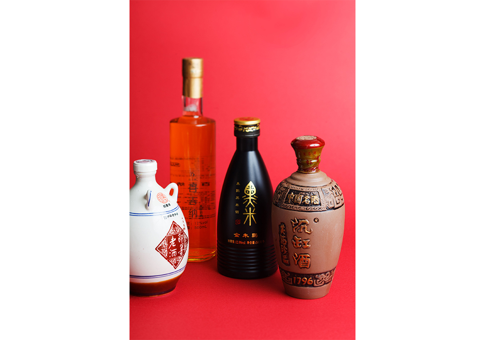 おすすめの醸造酒は、黒もち米で造る陝西省洋県の「朱鷺黒米酒」、紅麹で発酵させた福建省の「沈缸酒」、青島が誇る燻製酒「即墨老酒」。最近の売れ筋、内モンゴルのミルクワイン「百吉納」も見逃せない。