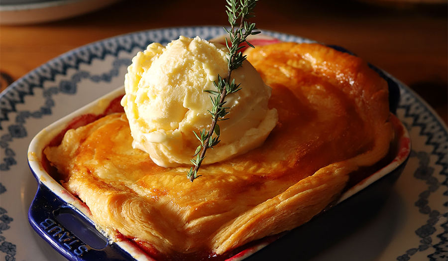 １人用の小さなグラタン皿で焼く。「紅玉とベリーのパイ」