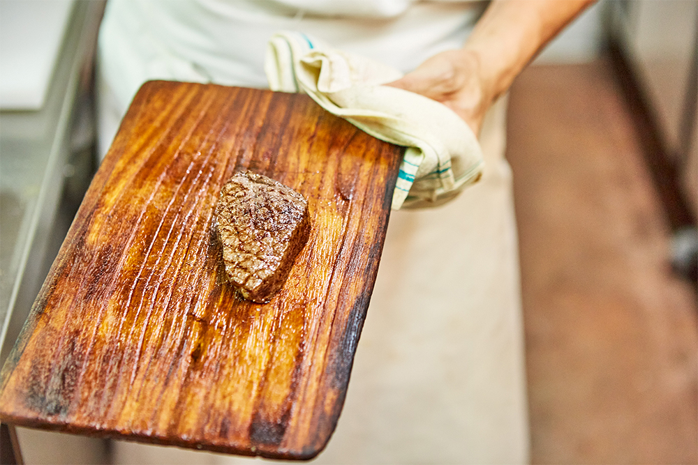 保温効果のある木の板に置きながら、オーブンから出し入れする。
