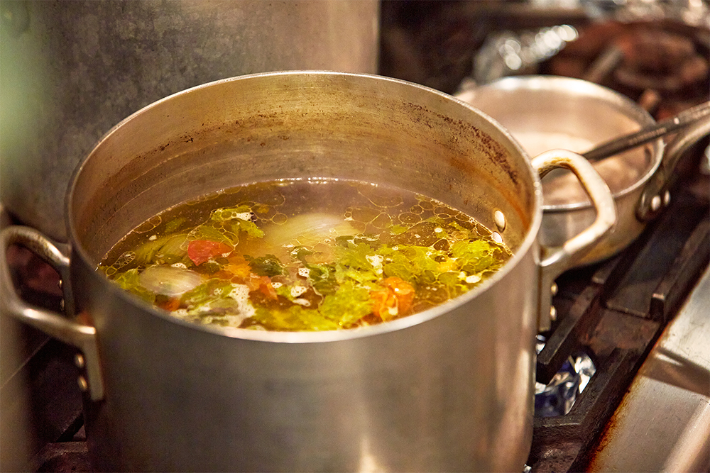 ボッリートのスープは、ブロードとしても展開できる。
