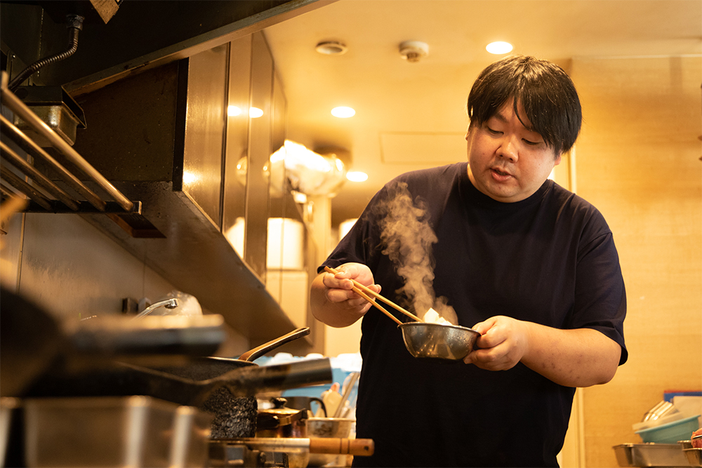 名店として知られる東京・新宿「シェフス」で料理長を務め、2016年に東京・青山に「ミモザ」を開いた南俊郎シェフ。伝統的な上海料理をベースとしたオリジナリティあふれる料理が人気だ。