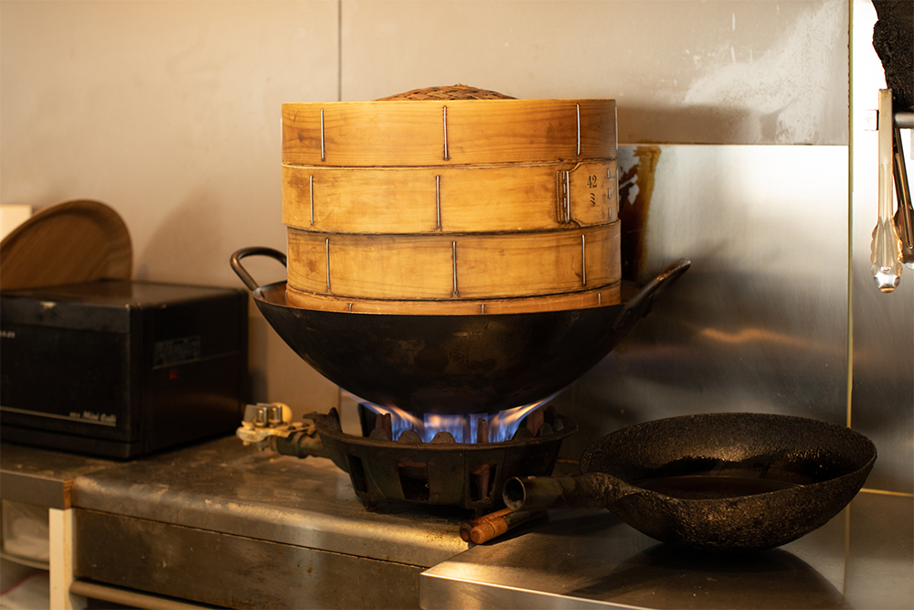 蒸籠で、器ごと蒸してスープをつくる。