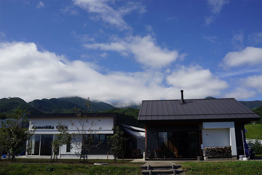 長野県伊那市の中央アルプス山麓に土地を購入。直売所も兼ねた醸造所を建設し、2016年３月に「カモシカシードル醸造所」が完成した。多くの機材をアメリカやイタリアから輸入。