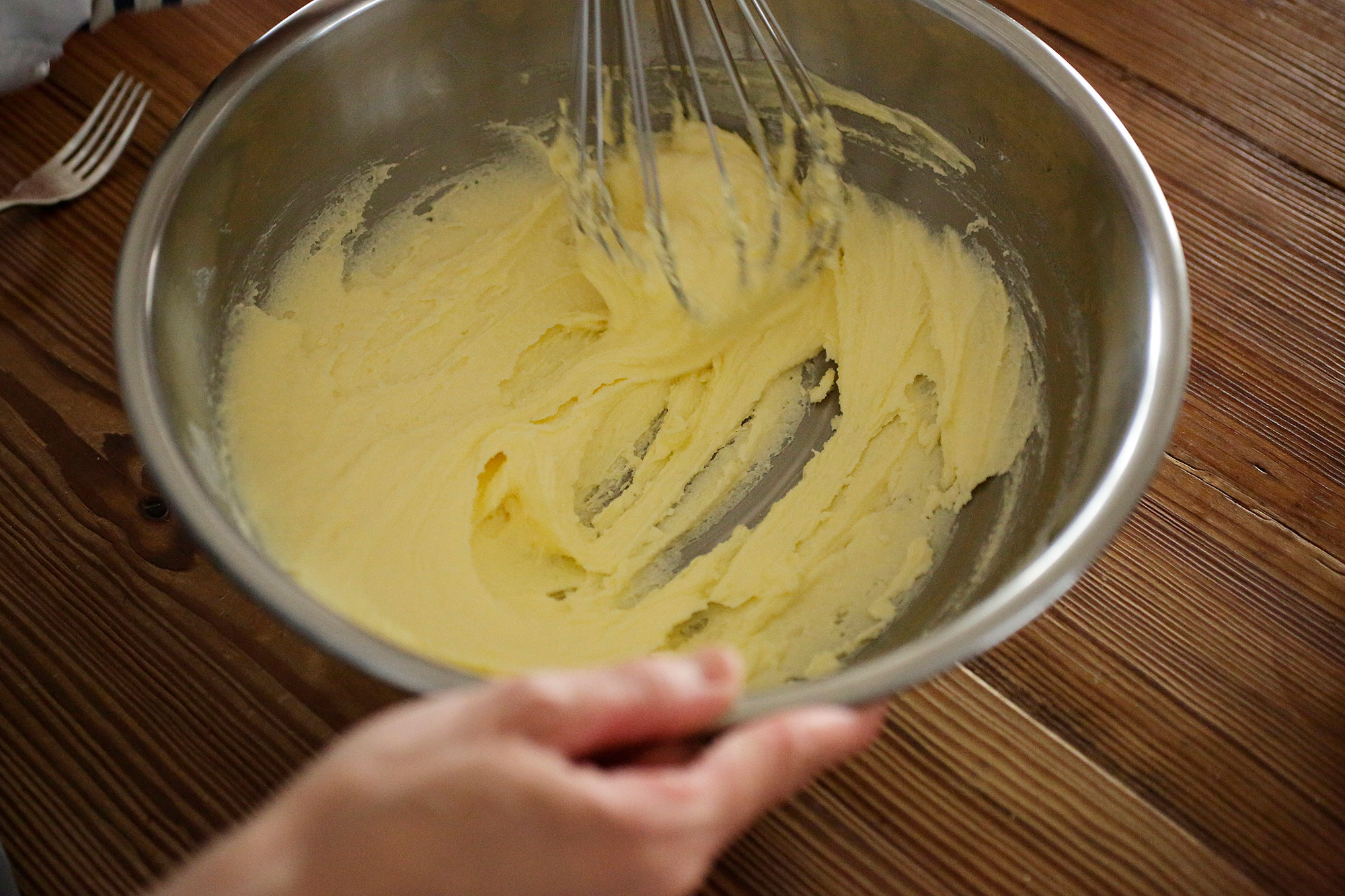 極意２：“やる気を出さない”混ぜ方 バターを力強く混ぜると空気が入って生地が膨らむが、目の詰まった質感にしたいので、「やる気を出さない」 適度な力で混ぜる。