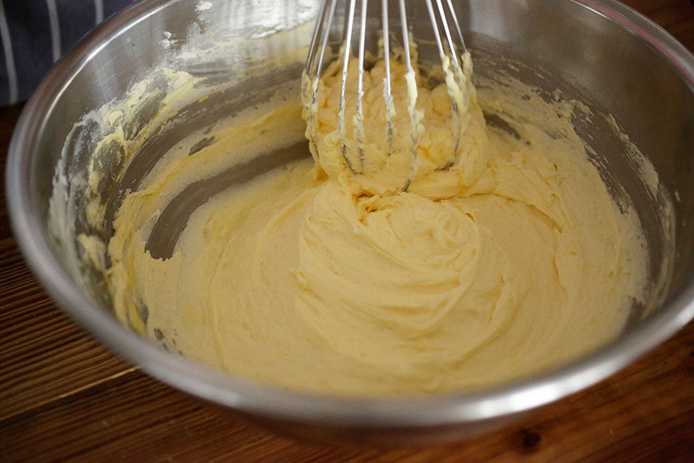 溶きほぐした全卵の半量を[４]に加えて、バターをのばすイメージでやさしく混ぜ合わせる。 [６]卵を加えて混ぜる