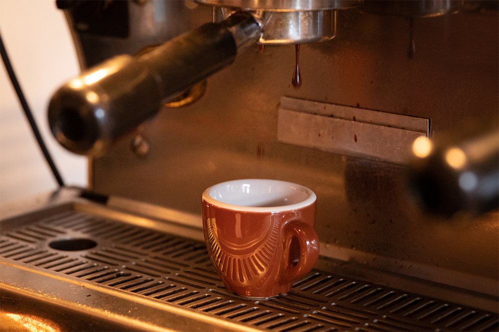 「エスプレッソのコーヒー成分は18％、エンジェルステイン（ベアポンド独自の濃密エスプレッソ）は50％、コーヒーダストバーは100％。これらの数字からコーヒーダストバーの作り方を想像してみて」