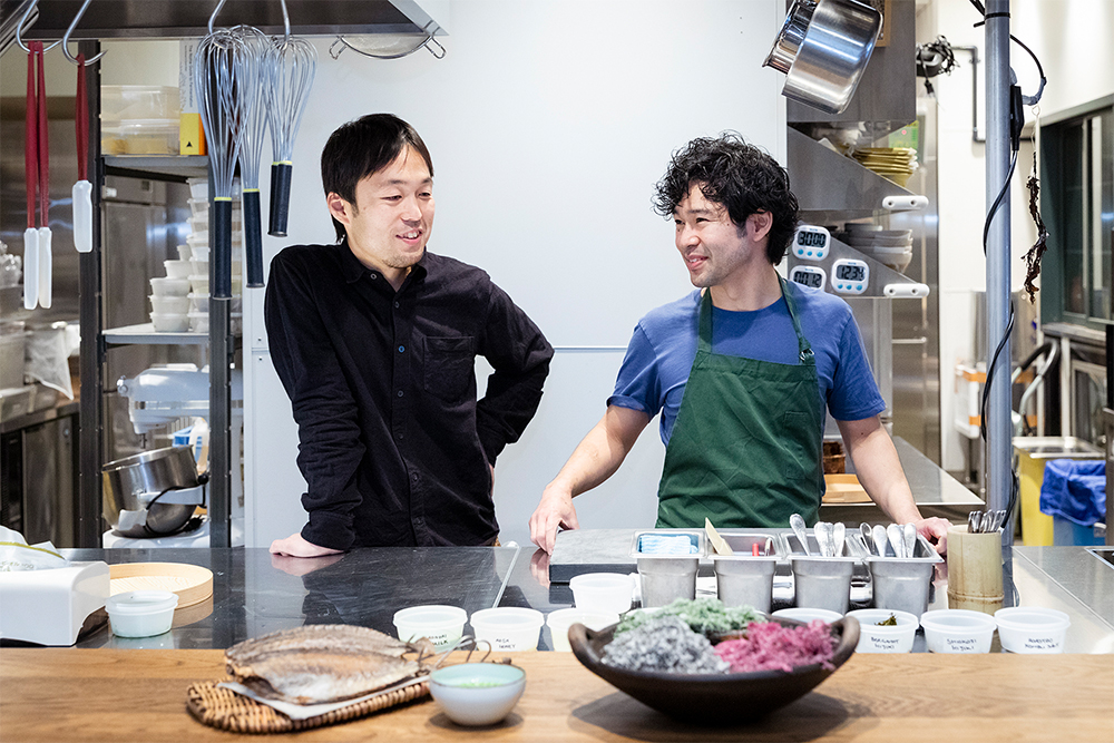 左が友廣さん、右が石坂さん。「昆布ダシはいまや世界中のレストランで使われている。第２の昆布となるような海藻の使い方を開発したい」と石坂さんは意欲を燃やす。
