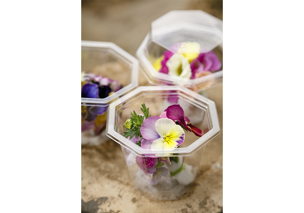 ブーケに仕立てた花は、透明容器に入れて出荷。レストランやパティスリーをメインに卸している。