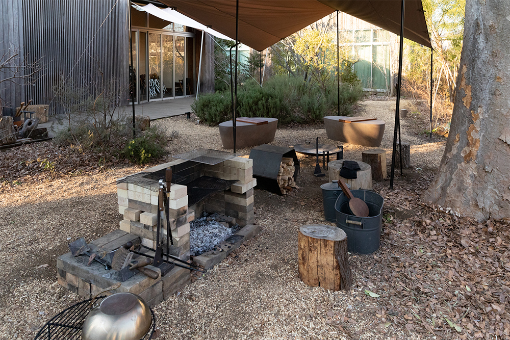 庭の中央に炉を設け、周囲にベンチを配置。火を囲んでコーヒーやお酒を楽しめる。