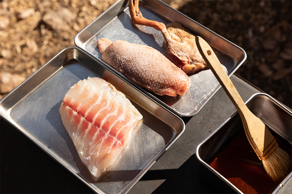 この日の魚は、神奈川県を拠点に活動する「さかな人」の長谷川大樹さんから届いたクロダイ、肉は宮城県石巻の小野寺望さんが網獲りした野生の鴨。