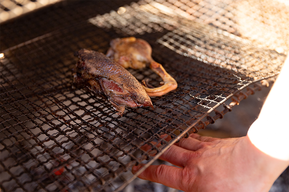 その後、網を熾火から40cmほど離して、肉にストレスがかからないように遠火で30～45分ほどかけて焼き上げる。