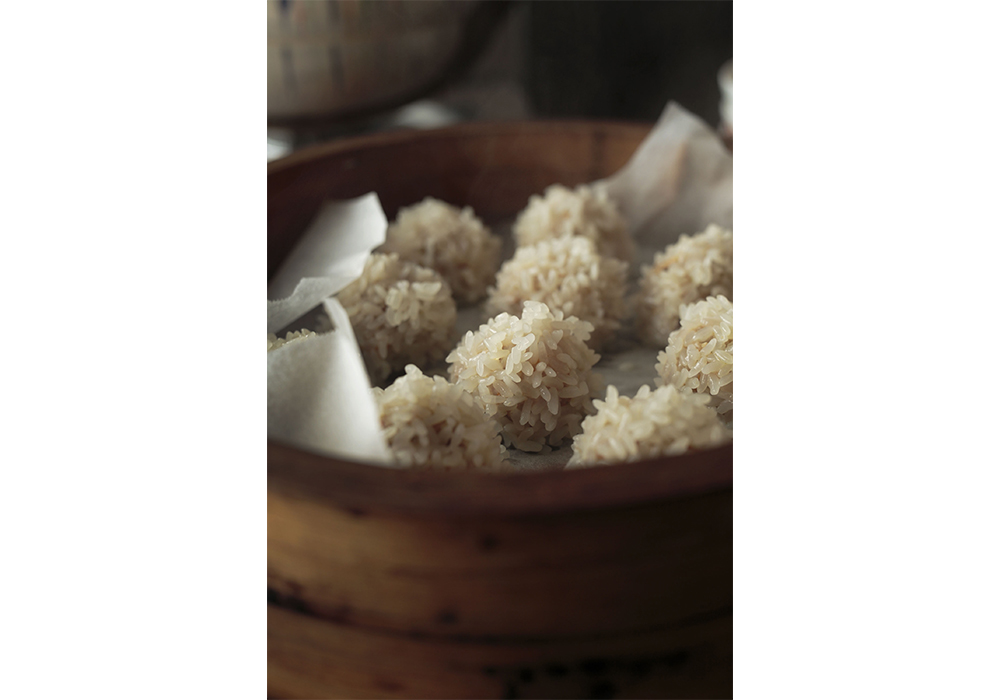 もち米の粒が立ってなんとも愛らしいシュウマイ。もっちり歯触りがクセになる。普通のシュウマイに比べて、成形も蒸し加減も実は簡単。レパートリーに取り入れたい一品。