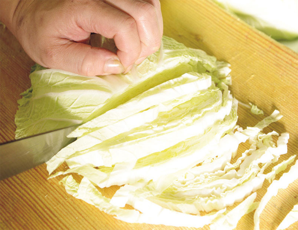 [２]白菜を切る 白菜を幅１cm弱の細切りにする。 POINT:白菜は、やわらかい上半分を使う。
