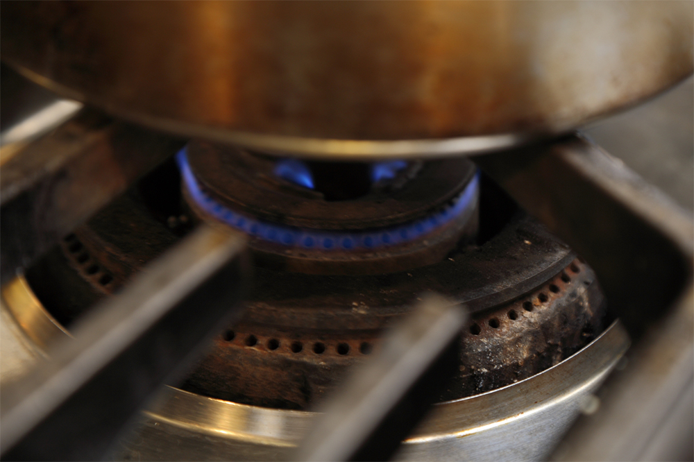 かさが2/3ほどになったら、蓋をする。細火に落として、全体に汗をかかせるように蒸し煮にする。 POINT：薄手の鍋は焦げやすいので、厚手の鍋を使用する。キャベツの水分だけで蒸し煮にするために密閉性の高い蓋を使い、水分を逃さない。 ［５］焦げないよう、時々混ぜる