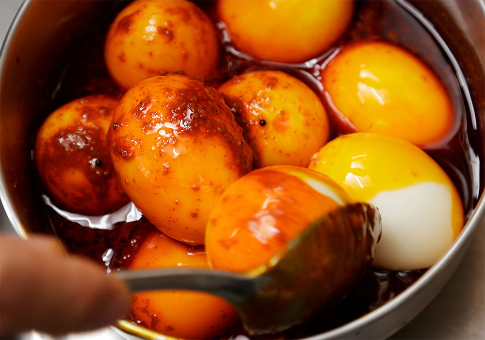 [６]ソースに漬ける 半熟卵をアチャールソースに一晩以上漬ける。