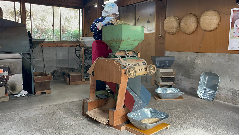 二番炒りと「ひしゃぐ」工程は百合子さんの担当。炒りすぎると米が砕けてしまうため、目が離せない。
