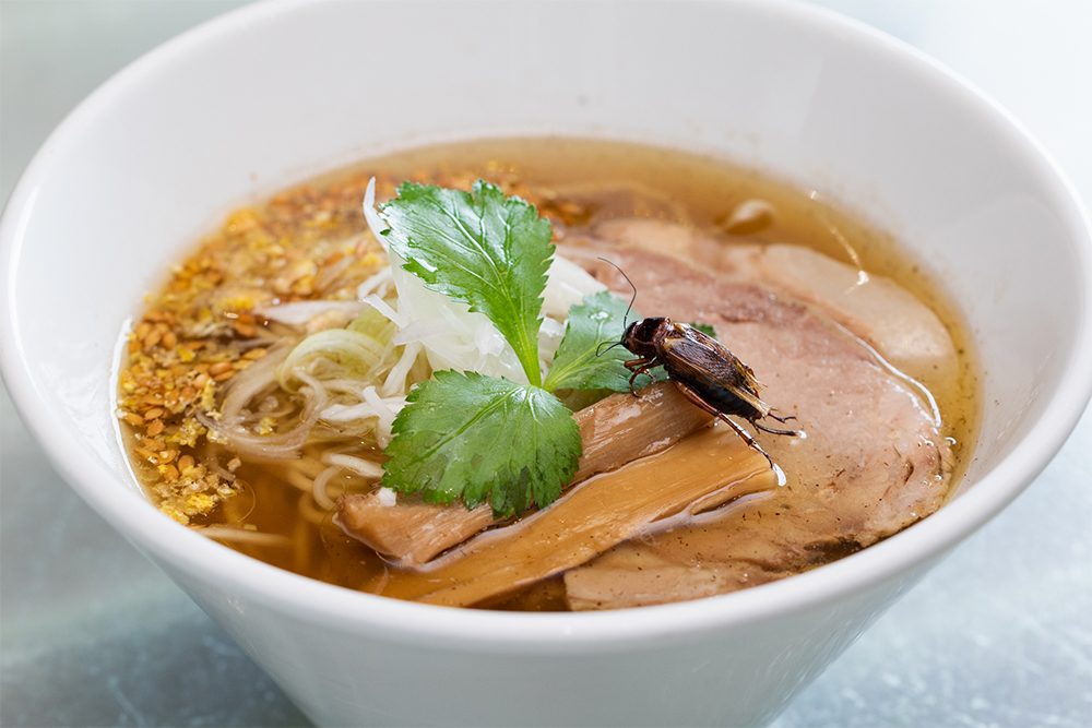 「ラーメン凪」との共作から生まれたコオロギラーメン。スープにも麺にもコオロギが使われている。脂っこさがなくて旨味はしっかり、ラーメンとして上質な仕上がりだ。昆虫食への入り口の役割を果たす。
