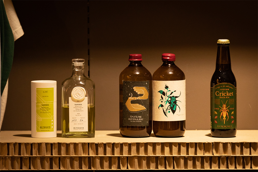 右から、コオロギビール、タガメの蒸溜酒、蚕沙（さんしゃ・カイコの糞）の蒸溜酒。