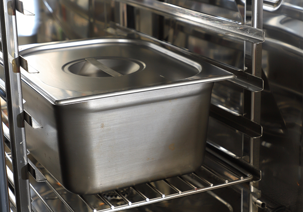 ３を耐熱容器に移して蓋をし、100 ℃のスチームコンベクションオーブンで約30 分蒸す。 ［５］蒸し上がり