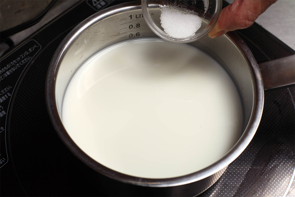 ヨーグルトを６時間以上かけて、メッシュタイプのザルで漉す。１パックで約100mlとれる。 [２] 牛乳を温める