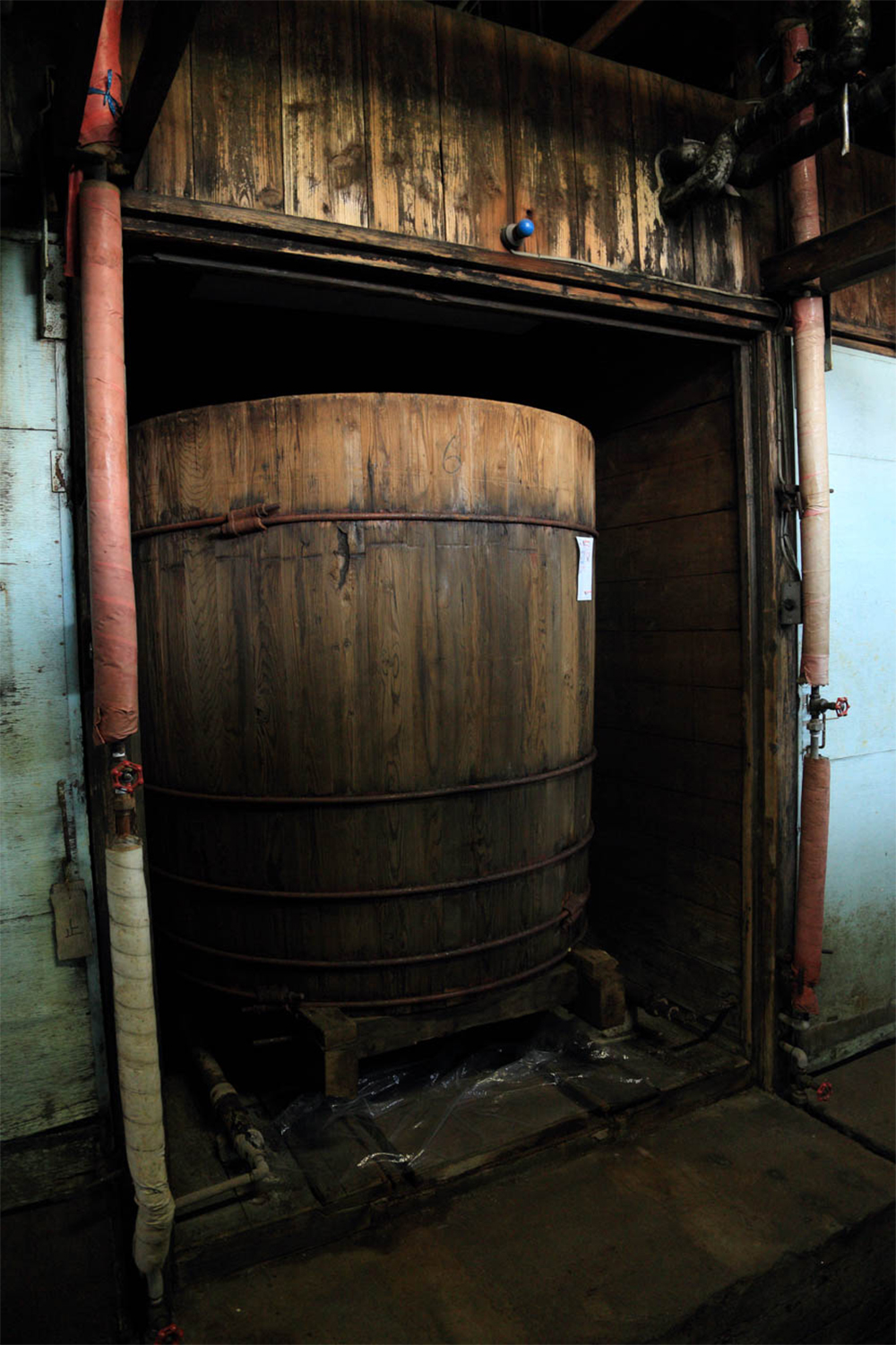 昭和30年代から使う木造の冷暖房室。冷房は仕込み水と同じ地下水で水冷。