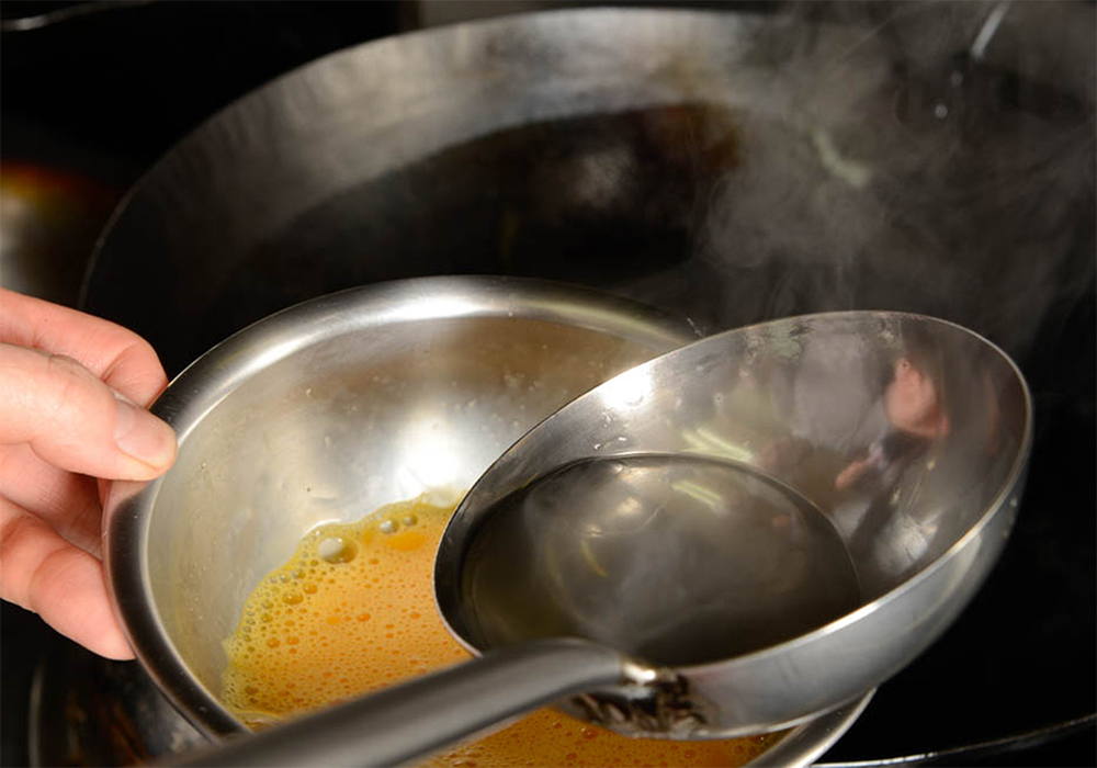 [４]卵にスープを加える 卵にスープを加えて軽く混ぜ合わせる。