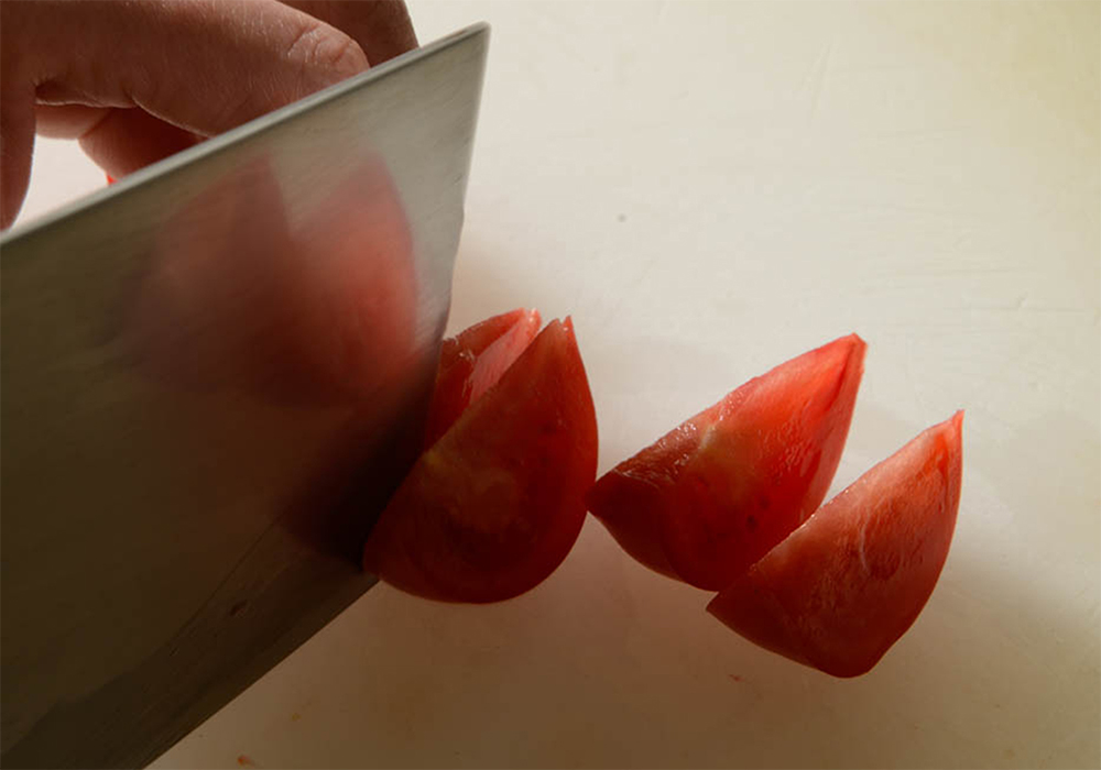 トマトを８等分のくし形に切る。