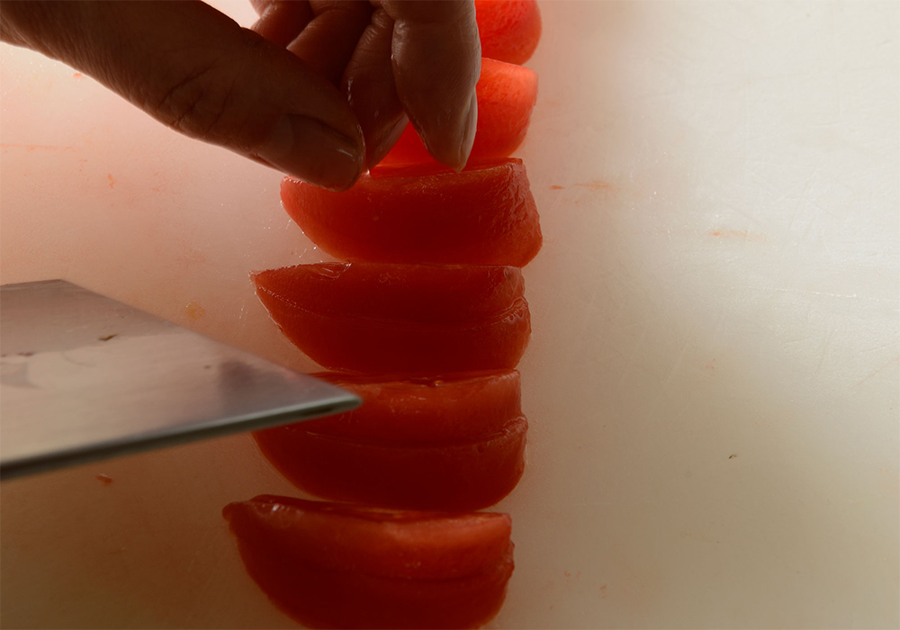 トマトを並べ、背中から半分に切って美しい16等分に。