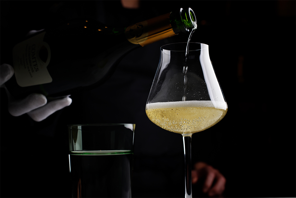グラスの違い、サーブされる温度帯によって、驚くほどに変わるシャンパーニュの味わい。長熟のヴィンテージシャンパーニュは、泡立ちよりも豊かな香りを楽しむために、フルートグラスではなくワイングラスでサーブすることが多い。