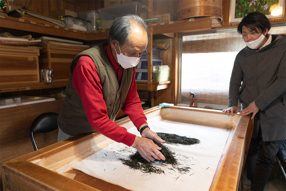 上村さんは40歳で手揉みでの製茶を学び、機械での製茶にも方法論を生かしている。