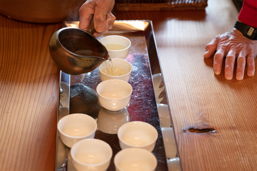 「農家のやり方で」と、上村さん自らお茶を淹れてくれた。「ひきがわ」は低い温度の湯で旨味を抽出する。