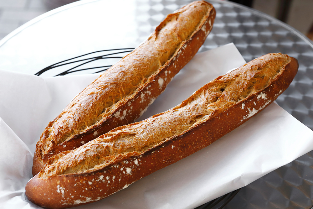 「最も材料がシンプルなパンであるバゲットの味わいを子供の時から体験させたい」