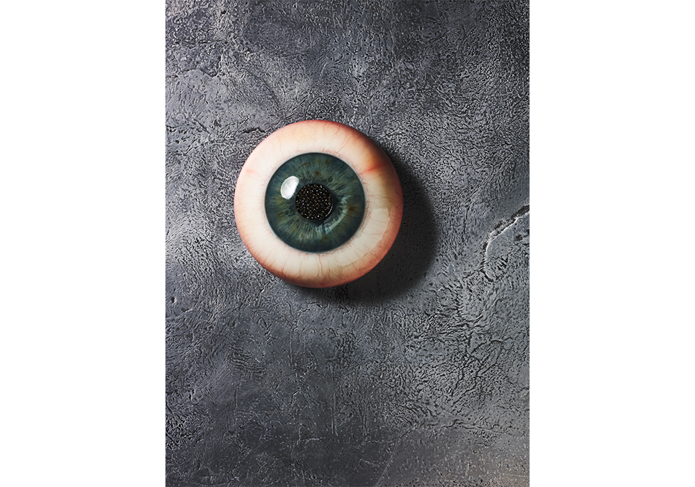 キャビアを瞳孔に見立て、タラの眼やマテ貝から抽出したゼラチン質で覆う。キャビアの下にはアスパラガスのクレマ、ピスタチオとハマチのタルタルが隠れている。映画「ロード オブ ザ リング」の目玉の特殊効果を担当したデザイン会社「10 tons」が関わった。