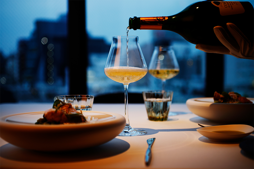 ガストロノミーな夜のはじまりを告げるシャンパーニュ。フルートグラスや口の広いワイングラスなど、シャンパーニュの味わいや熟成感に合わせたグラスで飲み分ける楽しみも。