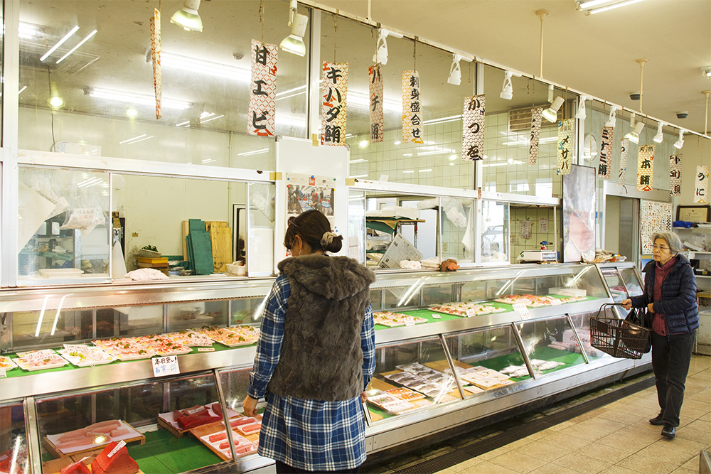 刺身、切り身、干物、貝類と品数豊富な町の魚屋。毎日買い物にくる地元客も多い。