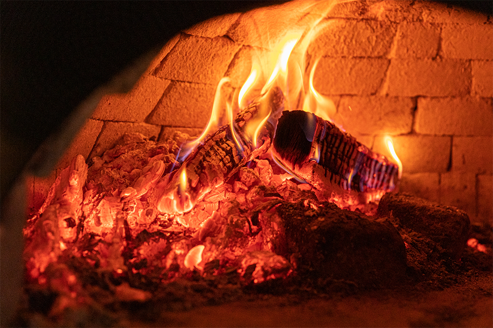 窯内で燃える炎が視界に入ってくると、不思議と温かい心持ちになる。